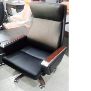 EXECUTIVE OFFICE CHAIR - QUALITY DESIGNED BLACK & BROWN ARM (ARIN)